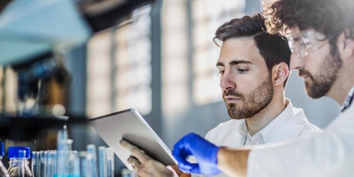 istock-researchers