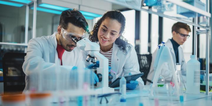 istock-researchers