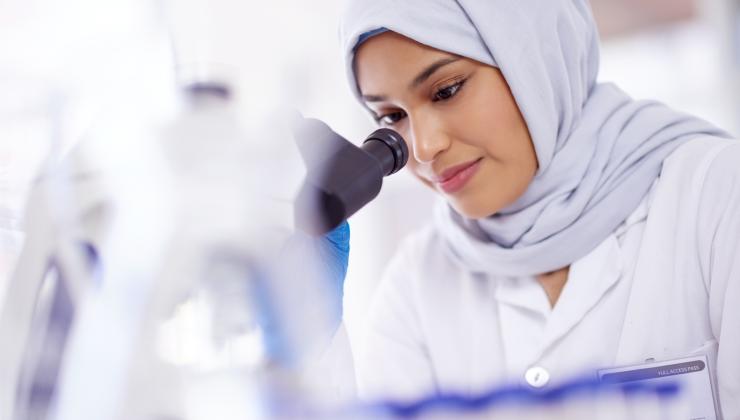 Vrouw met hoofddoek microscoop