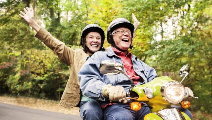 vrolijke seniors scooter
