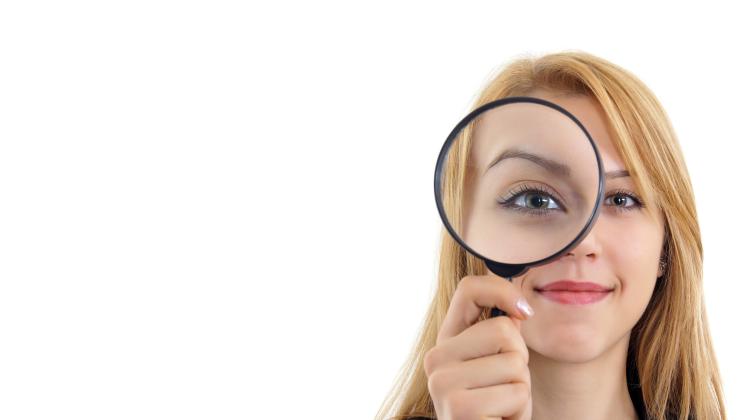 Vrouw met vergrootglas