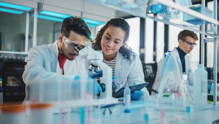 istock-researchers